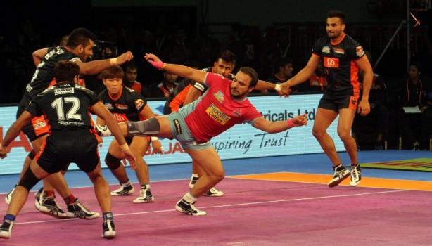 Maninder Singhs brilliant raiding show helped Bengal Warriors beat Jaipur Pink Panthers 32-31 in Inter Zone Challenge Week of the fifth Pro Kabaddi League (PKL) here on Sunday. In a thrilling contest, Maninder (16 points) got a crucial bonus point in the last seconds to win it for Bengal. Pawan Kumar scored 14 points for Jaipur.
