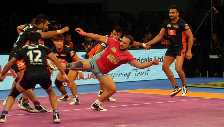 Maninder Singhs brilliant raiding show helped Bengal Warriors beat Jaipur Pink Panthers 32-31 in Inter Zone Challenge Week of the fifth Pro Kabaddi League (PKL) here on Sunday. In a thrilling contest, Maninder (16 points) got a crucial bonus point in the last seconds to win it for Bengal. Pawan Kumar scored 14 points for Jaipur. Maninder Singhs,Pro Kabaddi League 2017,Bengal beat Jaipur,Bengal Warriors beat Jaipur Pink Panthers,Bengal Warriors,Jaipur Pink Panthers