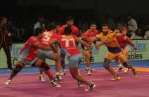 Jaipur Pink Panthers rode on a solid performance to beat Tamil Thalaivas 27-26 in Inter Zone Challenge Week of the fifth Pro Kabaddi League here on Friday. In what was a closely-fought encounter, both teams scored the equal number of raid and tackle points and it was Jaipur's experience that pushed them over the line in the end.