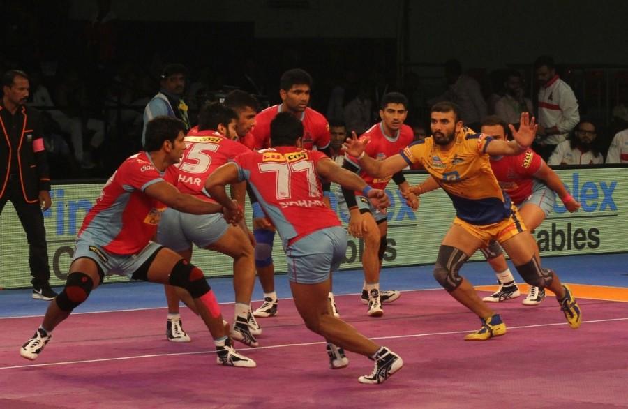 Jaipur Pink Panthers rode on a solid performance to beat Tamil Thalaivas 27-26 in Inter Zone Challenge Week of the fifth Pro Kabaddi League here on Friday. In what was a closely-fought encounter, both teams scored the equal number of raid and tackle points and it was Jaipur's experience that pushed them over the line in the end. Pro Kabaddi League 2017,Pro Kabaddi League,aipur Pink Panthers beat Tamil Thalaivas,aipur Pink Panthers,Tamil Thalaivas,Inter Zone Challenge Week,PKL,PKL 2017