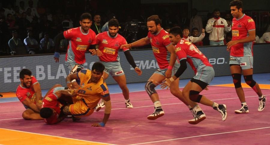 Jaipur began the match brightly and took a 3-1 lead in the third minute as Tushar Patil got two raid points, but Thalaivas scored a tackle point in the fifth minute to level the game at 4-4. Patil got a two-point raid in the eight minute as Jaipur led 8-5. Ajay Thakur got two raid points in two minutes as Tamil Thalaivas trailed 7-9 in the 11th minute. Pawan Kumar scored a raid point in the 16th minute as Jaipur leveled the match at 13-13 and then inflicted an all out to lead 16-14 in the 18th minute. Jaipur went into the break leading 18-15 as Pawan Kumar got another raid point. Pro Kabaddi League 2017,Pro Kabaddi League,aipur Pink Panthers beat Tamil Thalaivas,aipur Pink Panthers,Tamil Thalaivas,Inter Zone Challenge Week,PKL,PKL 2017