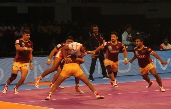Continuing their good form in the Chennai leg, Puneri Paltan edged past UP Yoddha 34-33 in the Inter Zone Challenge Week of the fifth Pro Kabaddi League here on Saturday. The star against Tamil Thalaivas in Friday's match, Pune's skipper Deepak Hooda scored three super raids and ended with 16 points for His team. On the other hand, Sagar Krishna scored six tackle points for UP Yoddha and Rishank Devadiga contributed nine tackle points.