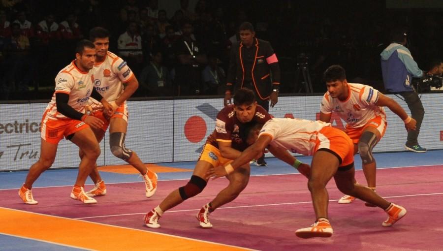 Hooda made a super raid in the fifth minute to give Puneri Paltan 5-2 lead but Devadiga responded with a super raid as the Yoddha leveled it at 5-5 in the seventh minute. Hooda scored with another super raid in the eighth minute to lead 9-5, but his opponents forced a super tackle in the 10th minute as they trailed 8-9. The next few minutes of the first half were keenly contested as both teams were level at 11-11 after 15 minutes. Pro Kabaddi 2017,Puneri Paltan narrowly beat UP Yoddha,Puneri Paltan beat UP Yoddha,Puneri Paltan,UP Yoddha,Inter Zone Challenge Week
