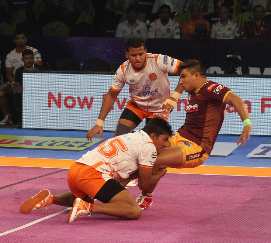 Monu scored with a two-point raid as Pune led 15-12 in the 18th minute. They then inflicted an all out in the next minute as they led 18-14 at the end of the first half. Hooda was in fine form as he came up with another super raid in the 22nd minute to give his team a 22-14 lead. In the 25th minute, Pune inflicted another all out to lead 28-17. Pro Kabaddi 2017,Puneri Paltan narrowly beat UP Yoddha,Puneri Paltan beat UP Yoddha,Puneri Paltan,UP Yoddha,Inter Zone Challenge Week