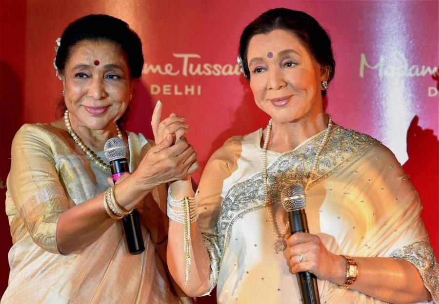 The legendary singer looked radiant and elegant in an off-white sari, complete with sparkling solitaires in the ears, a pearl string on her neck, a bindi and white flowers adorning her hair. Asha Bhosle,singer Asha Bhosle,Asha Bhosle unveils Wax Statue,Asha Bhosle Wax Statue,Asha Bhosle Wax Statue pics,Asha Bhosle Wax Statue images,Asha Bhosle Wax Statue stills,Asha Bhosle Wax Statue pictures,Asha Bhosle Wax Statue photos