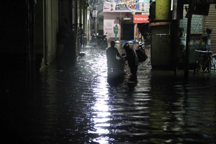 Greater Hyderabad Municipal Corporation (GHMC) pressed its emergency teams into service to clear the roads by pumping out the flood water. GHMC Commissioner Janardhan Reddy said people should not come out of their houses unless it is an emergency. Heavy rain,Heavy rain in Hyderabad,Hyderabad,Hyderabad rain,Hyderabad heavy rain,Heavy rains lash Hyderabad