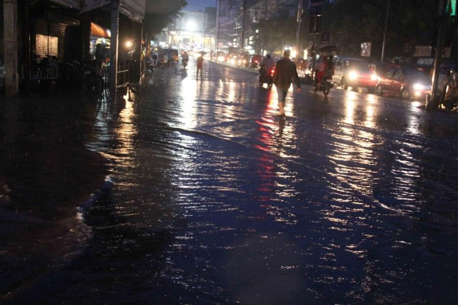 Chief Minister K.A Chandrasekhar Rao reviewed the situation with officials. He directed the authorities to remain on high alert and launch relief operations in the inundated areas. Heavy rain,Heavy rain in Hyderabad,Hyderabad,Hyderabad rain,Hyderabad heavy rain,Heavy rains lash Hyderabad