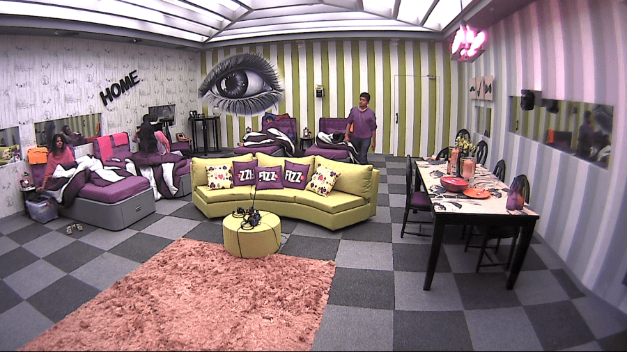 Stretching their argument to another day, Shilpa and Vikas get into another row and Shilpa dedicates and sings the infamous song ‘Bhag DK Bose’ to him. With quarrels rising in the house by the day, Bandagi and Zubair find themselves in the middle of a heated one, as Bandagi complains about the way Zubair talks to women. Zubair is surely the center of attention today as he takes on mimicking a Hen, Fish and Parrot. In the last stroke of anger, Zubair argues with Arshi and calls her ‘Gareebo ki Rakhi Sawant’. Bigg Boss season 11,Bigg Boss season 11 day 3,Bigg Boss 11,Bigg Boss 11 day 3,Salman Khan,Bigg Boss season 11: Day 3 synopsis