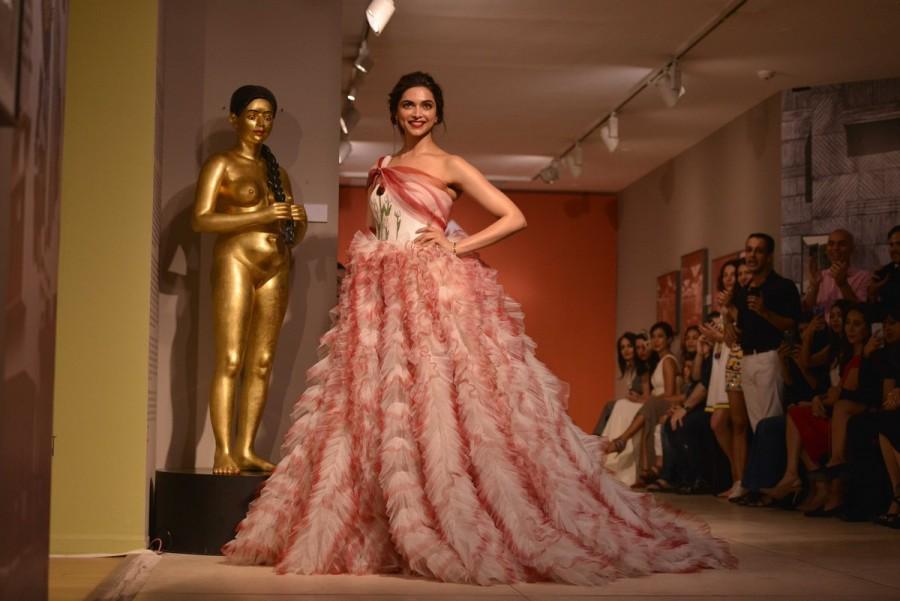 Gorgeous Deepika Padukone walks the ramp for Gauri and Nainika. Deepika Padukone,actress Deepika Padukone,Deepika Padukone walks the ramp,Deepika Padukone ramp walk,Gorgeous Deepika Padukone,Gauri and Nainika