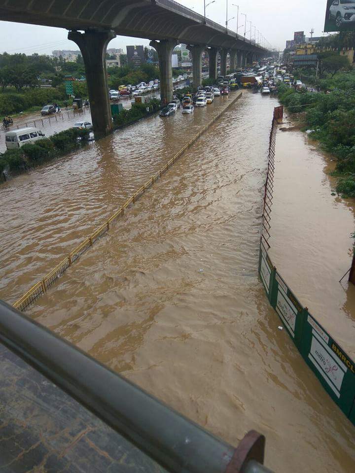 Bengaluru witnesses floods, waterlogging after heavy rain lashes the city. Heavy rain,Heavy rain in Bengaluru,Bengaluru floods,Bangalore floods,bangalore floods roads,Heavy rain in Bangalore