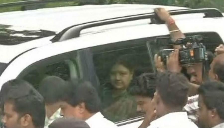 Sasikala who's in prison, granted a 5 day parole to meet her ailing husband who underwent dual organ. Sasikala,Sasikala leaves from Bengaluru Central Jail,Sasikala leaves Bengaluru Central Jail,Sasikala leaves Central Jail,Sasikala parole