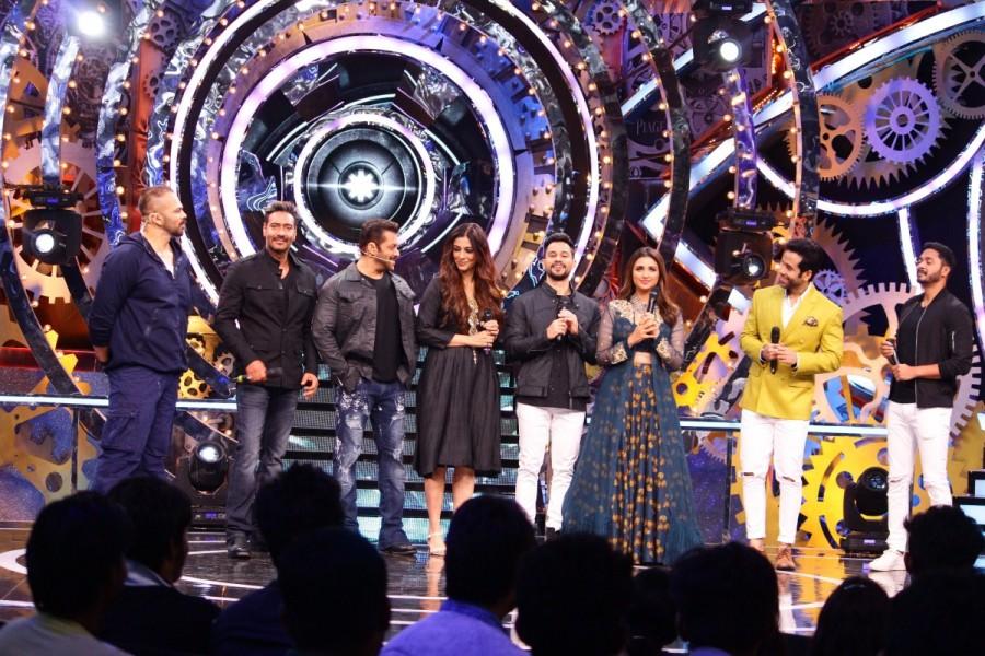 As Sunday comes to light, the contestants are in for a surprise as the team of Golmaal Again visit the Bigg Boss House. Shreyas Talpade, Kunal Khemu, Parineeti Chopra and Tushar Kapoor secretly enter the house with the sole aim of disrupting the contestants’ mind-space with tongue-in-cheek comedy moments. The contestants on the other hand are given a task to ignore everything in the house, even the 4 Golmaal Again stars that are currently spreading comedy in the premises. The gang brings with them a surprise – quirky and outlandish gifts for the contestants. Ajay Devgn,Tabu,Rohit Shetty,Shreyas Talpade,Parineeti Chopra,Kunal Khemu and Tushar Kapoor,Golmaal Again Team,Weekand ka Vaar,Bigg Boss 11
