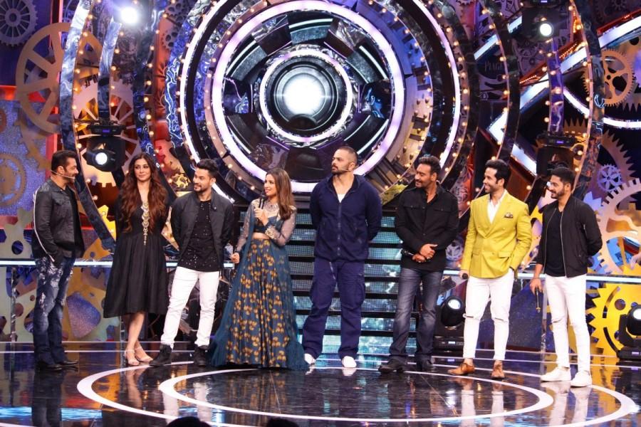 Puneesh is gifted a Brinjal and Thaali (plate), while Vikas is given a rope to control his actions! Ajay Devgn,Tabu,Rohit Shetty,Shreyas Talpade,Parineeti Chopra,Kunal Khemu and Tushar Kapoor,Golmaal Again Team,Weekand ka Vaar,Bigg Boss 11