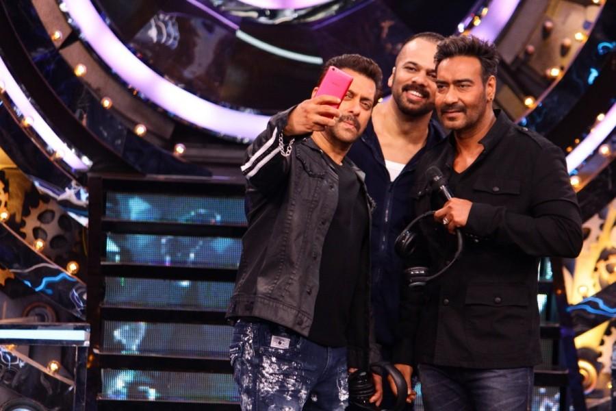 Meanwhile, Salman spends lighter moments with pals Ajay Devgn and Rohit Shetty. The three play some word games, share jokes and also take selfies to preserve the memory of the moment. The trio is soon joined by the rest of the gang on stage. Parineeti reveals that is she is major Bigg Boss fan but when questioned about the 4 Padosis is unable to give the correct names. Kunal Khemu quips that while the cast of his movie is Golmaal, everything in Bigg Boss is Jholjhaal! Ajay Devgn,Tabu,Rohit Shetty,Shreyas Talpade,Parineeti Chopra,Kunal Khemu and Tushar Kapoor,Golmaal Again Team,Weekand ka Vaar,Bigg Boss 11