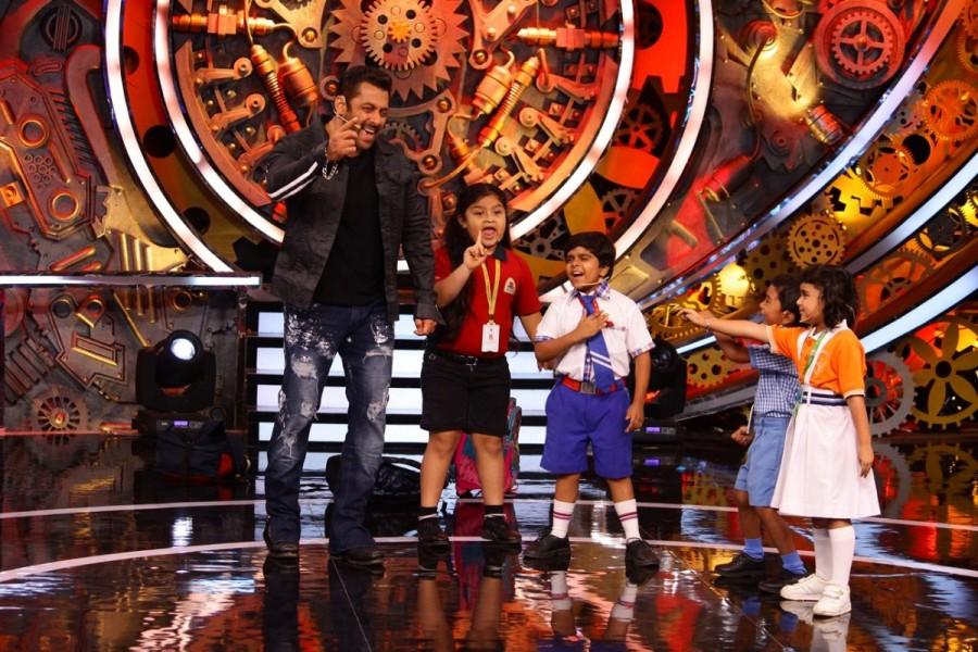 Salman laughing with kids on Bigg Boss 11. Ajay Devgn,Tabu,Rohit Shetty,Shreyas Talpade,Parineeti Chopra,Kunal Khemu and Tushar Kapoor,Golmaal Again Team,Weekand ka Vaar,Bigg Boss 11