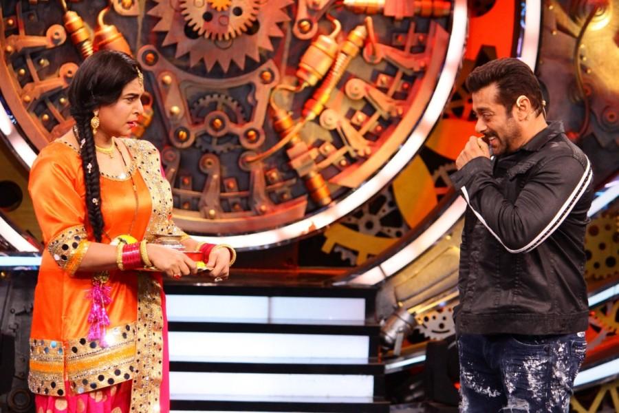 Salman Khan with Pinky Padosan, Bigg boss 11. Ajay Devgn,Tabu,Rohit Shetty,Shreyas Talpade,Parineeti Chopra,Kunal Khemu and Tushar Kapoor,Golmaal Again Team,Weekand ka Vaar,Bigg Boss 11