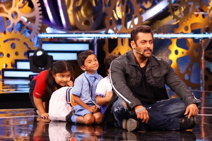 Salman Khan with kids in Bigg Boss 11. Ajay Devgn,Tabu,Rohit Shetty,Shreyas Talpade,Parineeti Chopra,Kunal Khemu and Tushar Kapoor,Golmaal Again Team,Weekand ka Vaar,Bigg Boss 11