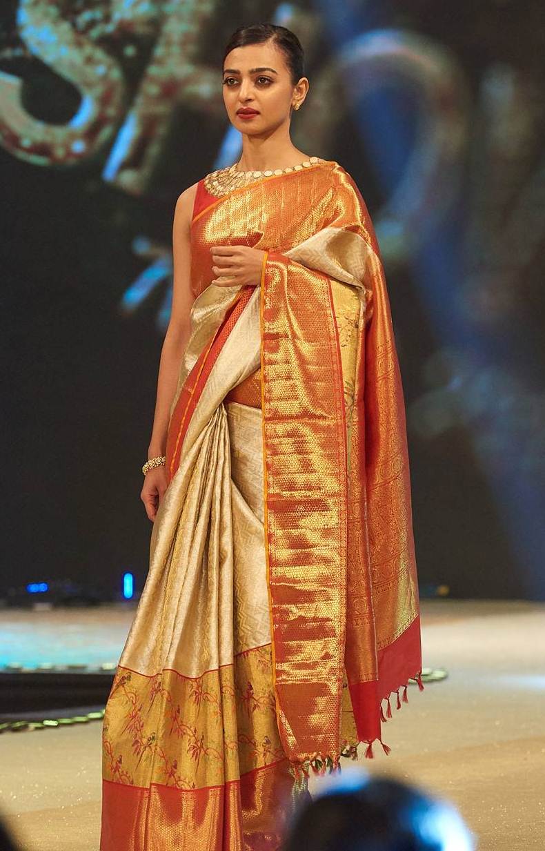 The gorgeous actress was seen in a wedding Kanjivaram silk sari with red sleeveless blouse while she lit up the ramp with her personality. The blouse had lovely embroidery around the neck addding a touch of glam to the sari. She looked beautiful and elegant with the crisp bun. With simple yet royal earrings, she totally pulled off that wedding look. Radhika Apte,actress Radhika Apte,Radhika Apte walks a ramp,Bridal Fashion Show,Bridal Fashion Show 2017,Radhika Apte at Bridal Fashion Show