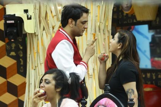 On the other side, the unsuspecting contestants continue with their daily shenanigans. The enmity between Shilpa and Vikas seems to be getting fiercer by the day with Shilpa admitting that she will ensure that Vikas’ life is as miserable in the house as it can possibly be. In a fit of rage, Vikas throws an egg on the kitchen floor and refuses to clean it up. His rising temper further adds fuel to the fire – leading to everyone turning against him.