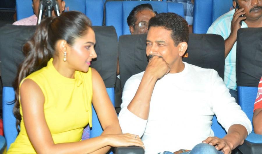 Andrea Jeremiah, Atul Kulkarni at Aval Press meet. Siddharth,Andrea Jeremiah,Atul Kulkarni,Aval,Aval Press meet,Aval Press meet pics,Aval Press meet images,Aval Press meet stills,Aval Press meet pictures,Aval Press meet photos