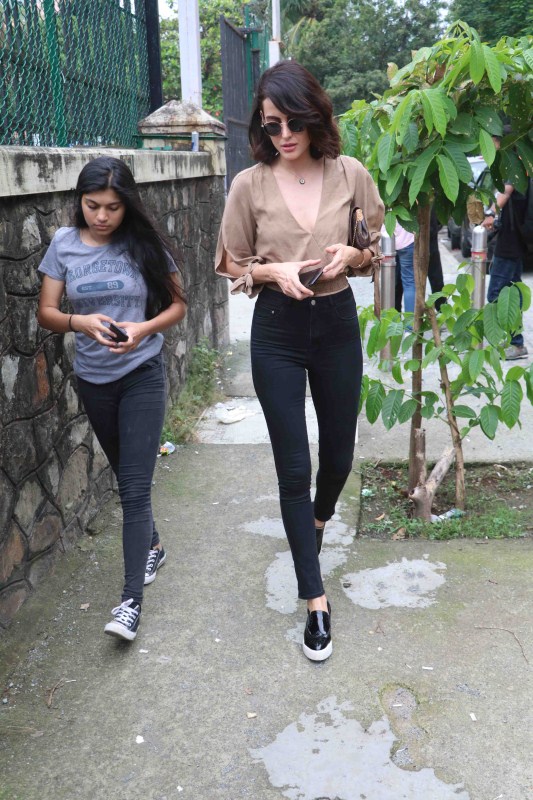 Former 'Bigg Boss' contestant Mandana Karimi was spotted in Bandra, Mumbai. Mandana Karimi,actress Mandana Karimi,Mandana Karimi spotted at Bandra,Mandana Karimi snapped at Bandra