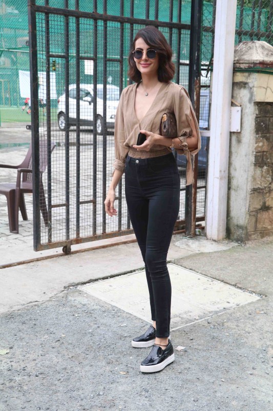 Former 'Bigg Boss' contestant Mandana Karimi was snapped in Bandra, Mumbai. Mandana Karimi,actress Mandana Karimi,Mandana Karimi spotted at Bandra,Mandana Karimi snapped at Bandra