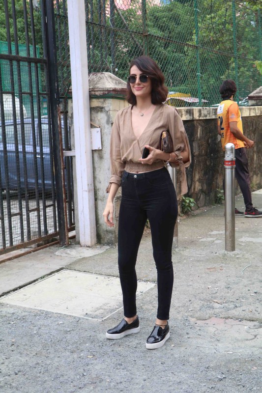 Gorgeous Mandana Karimi snapped at Bandra. Mandana Karimi,actress Mandana Karimi,Mandana Karimi spotted at Bandra,Mandana Karimi snapped at Bandra