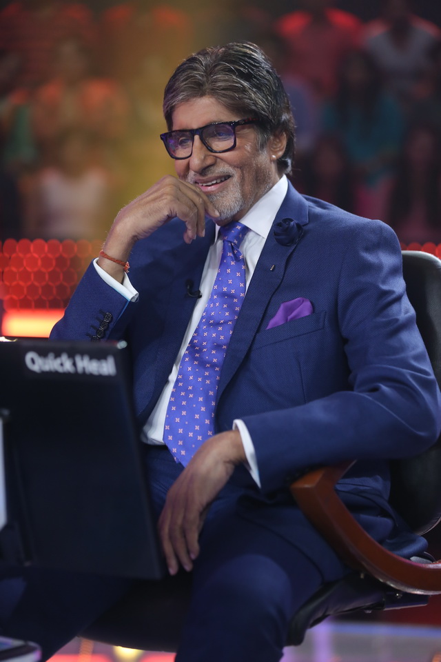Amitabh Bachchan was delighted to see his college and the love and affection the students showed for him made him extremely happy and emotional. So much so, that he was teary-eyed while watching the video. Amitabh Bachchan,actor Amitabh Bachchan,Amitabh Bachchan birthday,KBC 9,Kaun Banega Crorepati,Kaun Banega Crorepati 9