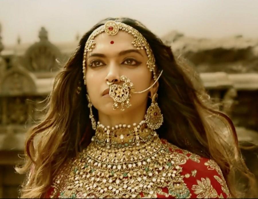 The actress who rightly portrays the most beautiful woman in the world took the opportunity to express her joy and heartfelt gratitude she felt towards everyone for the love and appreciation she was showered with in her tweets. Deepika Padukone found the likings of biggies like Karan Johar, Alia Bhatt, Varun Dhawan, Farhan Akhtar, Nitesh Tiwari, Jitesh Pillai, Siddharth Malhotra, Anushka Sharma, Rajkummar Rao, Farah Khan, Kunal Kohli, Vaani Kapoor, amongst others. Deepika Padukone,Padmavati trailer,Padmavati,Padmavati trailer responce,Actress Deepika Padukone,Rani Padmini,Raja Rawal Ratan Singh