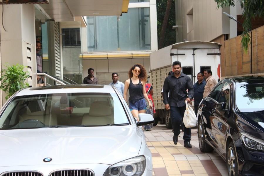 Bollywood Actress Kangana Ranaut spotted at Arts in Motion Studios for her sword fighting training in Mumbai on Oct 10, 2017. Kangana Ranaut,actress Kangana Ranaut,Kangana Ranaut sword fighting training,Kangana Ranaut sword fighting,Kangana Ranaut spotted at Arts in Motion Studios