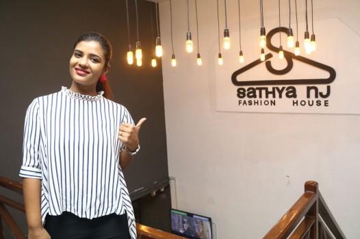 Aishwarya Rajesh unveiled the cambric collections at Sathya NJ fashion house.