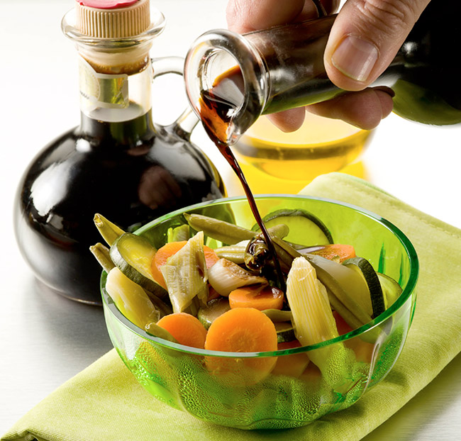 Balsamic Vinegar: It is used for salads, but it has also a negative aspect. Its dark natural colour sticks to teeth. Coffee,tea,wine,Beverages,Curry,Balsamic Vinegar,Berries,stain teeth,foods for stain teeth