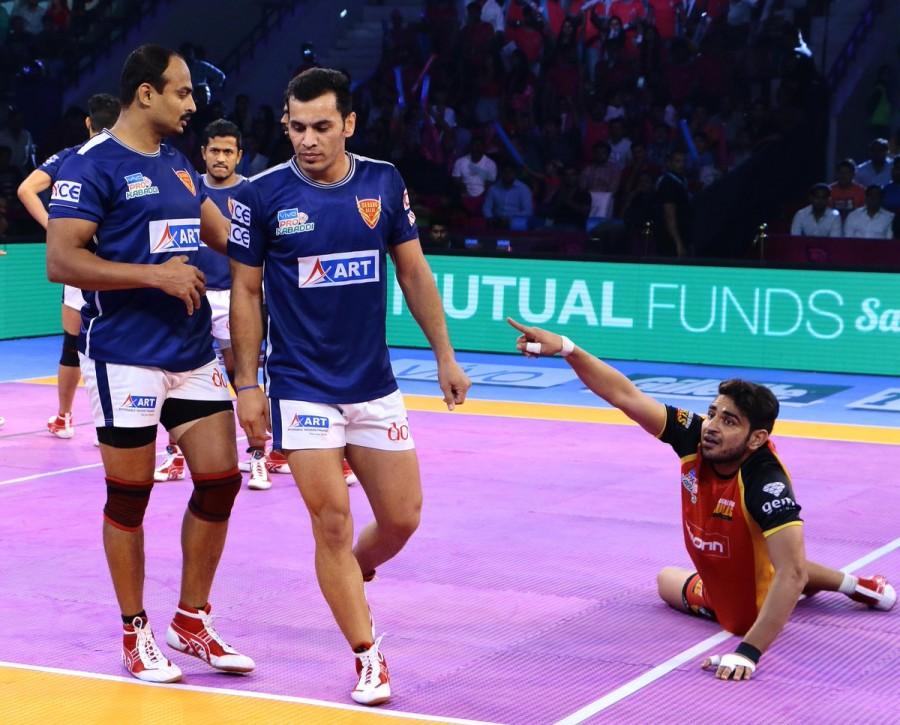 Rohit Balliyan and R. Sriram did the bulk of raiding for Dabang Delhi and made it 8-6 in the 10th minute. In the next 10 minutes, Bengaluru Bulls dominated the proceedings. They inflicted an all out in the 17th minute to lead 12-9. Bengaluru Bulls led 17-9 at the end of the first half with Rohit Kumar and Ajay Kumar combining to score 11 raid points. Rohit Balliyan scored with a super raid in the 24th minute as Dabang Delhi trailed 14-20. Bengaluru Bulls scored four points in five minutes as Bengaluru Bulls led 24-15 in the 30th minute. Pro Kabaddi League,Bengaluru Bulls,Dabang Delhi,Ajay Kumar,Rohit Kumar,Bengaluru Bulls beats Dabang Delhi