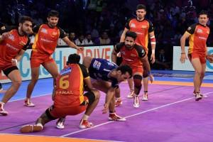 Pro Kabaddi League,Bengaluru Bulls,Dabang Delhi,Ajay Kumar,Rohit Kumar,Bengaluru Bulls beats Dabang Delhi