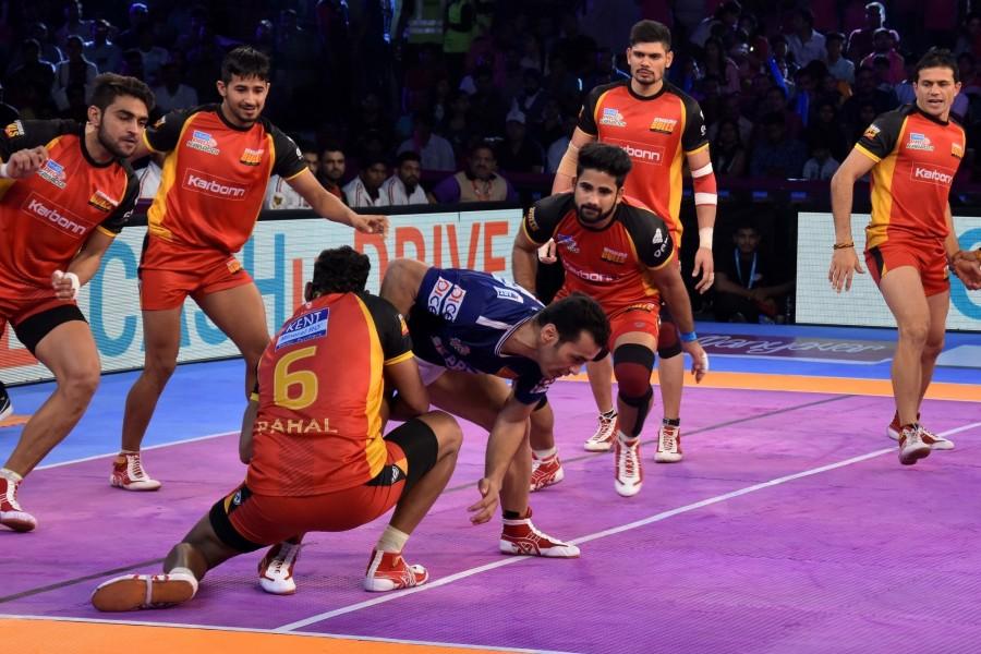 Rohit Kumar achieved a super 10 in the 33rd minute as Bengaluru Bulls led 28-21. Dabang Delhi inflicted an all out in the 36th minute as they trailed 27-30. Rohit Kumar thwarted any hopes of a Delhi comeback in the next minute as he came up with a two-point raid to give Bengaluru Bulls a 32-27 lead. Pro Kabaddi League,Bengaluru Bulls,Dabang Delhi,Ajay Kumar,Rohit Kumar,Bengaluru Bulls beats Dabang Delhi