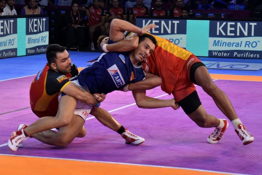 Ravinder Pahal achieved a high-five for Bengaluru Bulls in the 39th minute, but Dabang Delhi scored four points in the last minute but just fell short as they lost 32-35. Pro Kabaddi League,Bengaluru Bulls,Dabang Delhi,Ajay Kumar,Rohit Kumar,Bengaluru Bulls beats Dabang Delhi