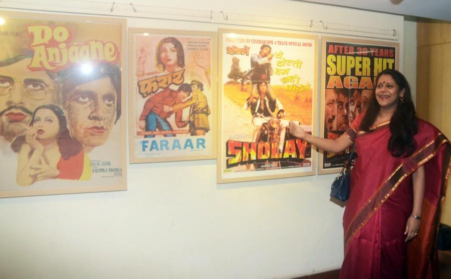 Students during an exhibition organsied on Amitabh Bachchan's 75th birthday in Kolkata, on Oct 11, 2017. Amitabh Bachchan,actor Amitabh Bachchan,Amitabh Bachchan 75th birthday,Amitabh Bachchan 75th birthday Exhibition,Amitabh Bachchan 75th birthday celebration