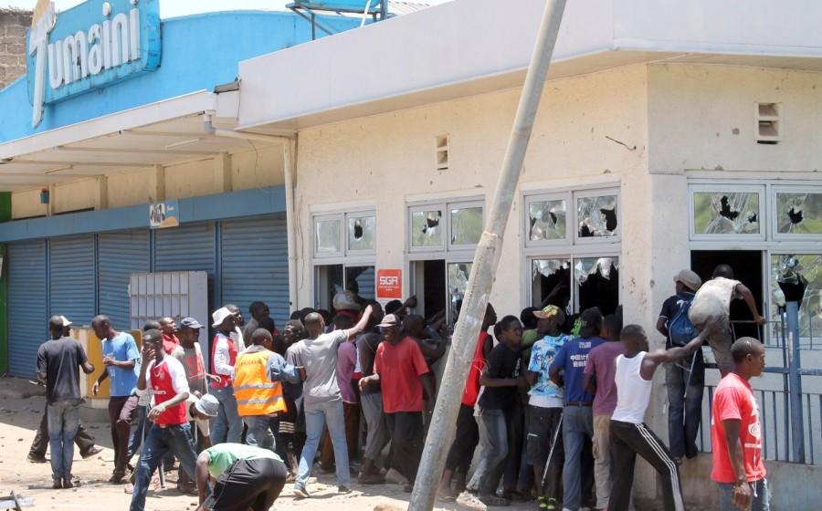 Unidentified people break into a supermarket during a opposition National Super Alliance (NASA) coalition protest calling for the sacking of election board officials involved in August's cancelled presidential vote, in Kisumu. Kenya,Kenya election,kenya election 2017,Kenya election canceled,Police clash