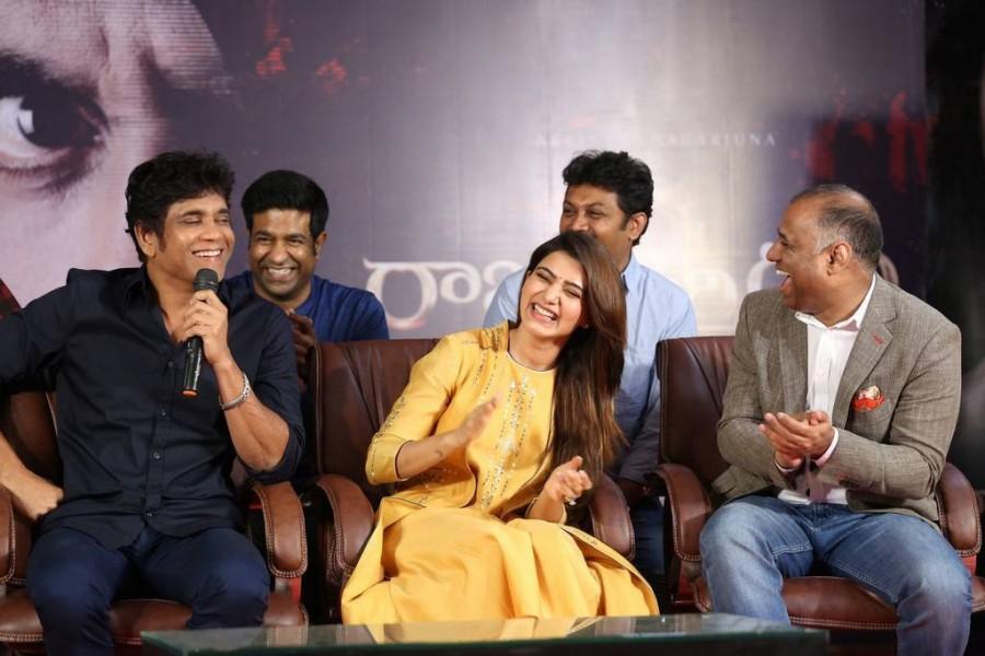 Raju Gari Gadhi 2 Press Meet held at Hyderabad. Celebs like Akkineni Nagarjuna, Samantha, Seerat Kapoor and others graced the event. Akkineni Nagarjuna,Samantha,Seerat Kapoor,Raju Gari Gadhi 2,Raju Gari Gadhi 2 press meet,Raju Gari Gadhi 2 press meet pics,Raju Gari Gadhi 2 press meet images,Raju Gari Gadhi 2 press meet stills