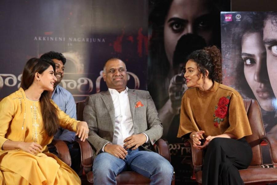 Raju Gari Gadhi 2 Movie Press Meet held at Hyderabad. Celebs like Akkineni Nagarjuna, Samantha, Seerat Kapoor graced the event. Akkineni Nagarjuna,Samantha,Seerat Kapoor,Raju Gari Gadhi 2,Raju Gari Gadhi 2 press meet,Raju Gari Gadhi 2 press meet pics,Raju Gari Gadhi 2 press meet images,Raju Gari Gadhi 2 press meet stills