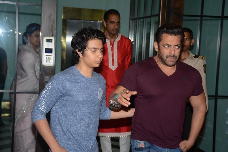 Salman Khan spotted at Arpita Khan's Diwali party. Salman Khan,Shah Rukh Khan,Katrina Kaif,Salman Khan and Shah Rukh Khan,Arpita Khan,Arpita Khan Diwali party,Salman Khan at Diwali party,Shah Rukh Khan at Diwali party,Katrina Kaif at Diwali party