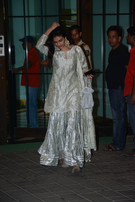 Athiya Shetty arrives in style at Arpita Khan’s Diwali bash! Salman Khan,Shah Rukh Khan,Katrina Kaif,Salman Khan and Shah Rukh Khan,Arpita Khan,Arpita Khan Diwali party,Salman Khan at Diwali party,Shah Rukh Khan at Diwali party,Katrina Kaif at Diwali party