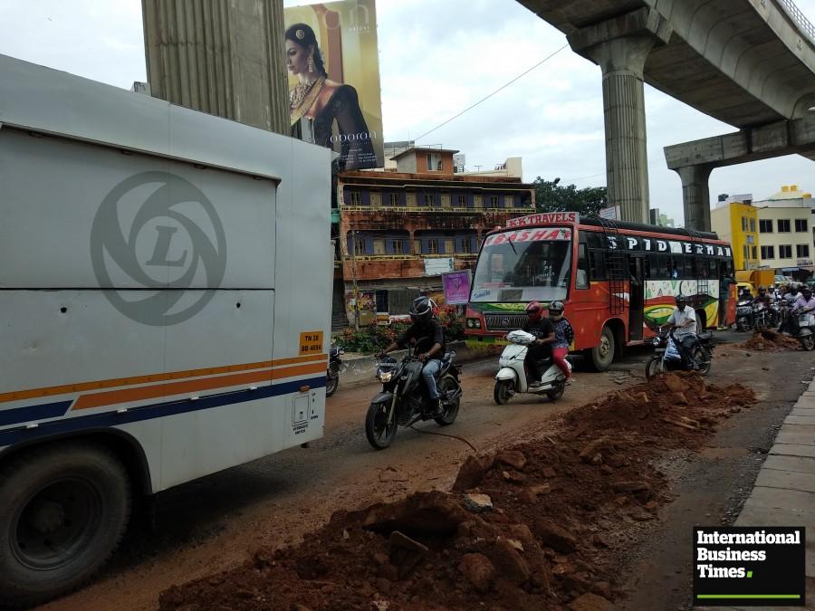 Trinity Circle Pothole,pothole in bangalore,pothole around bangalore,bangalore potholes,Bangalore rain,heavy rain in Bangalore