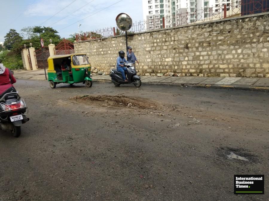 Kaggadasapura Main Road Pothole,pothole in bangalore,pothole around bangalore,bangalore potholes,Bangalore rain,heavy rain in Bangalore