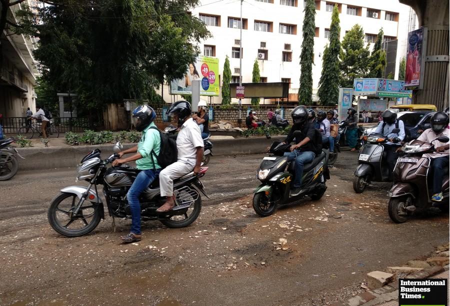 Trinity circle Pothole,pothole in bangalore,pothole around bangalore,bangalore potholes,Bangalore rain,heavy rain in Bangalore