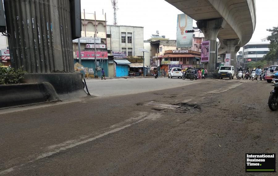 Infront of Halasuru police station Pothole,pothole in bangalore,pothole around bangalore,bangalore potholes,Bangalore rain,heavy rain in Bangalore