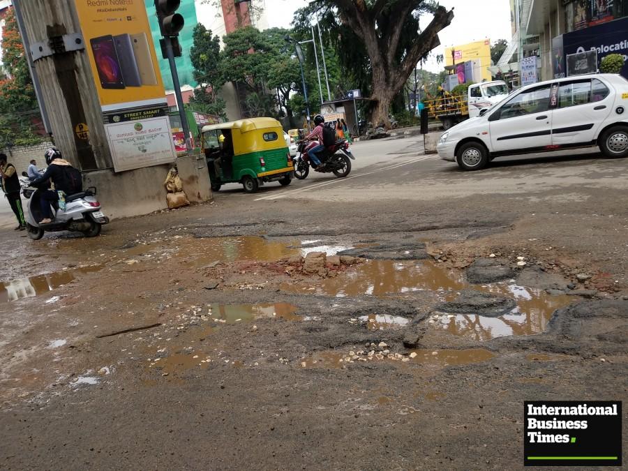 Trinity circle Pothole,pothole in bangalore,pothole around bangalore,bangalore potholes,Bangalore rain,heavy rain in Bangalore