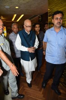 Aamir Khan has been on a promotional spree for Secret Superstar. The actor has been touring multiple cities. Recently Aamir Khan visited Delhi for the promotions of Secret Superstar. While in Delhi, the Dangal star organized a special screening of Secret Superstar for renowned politician LK Advani and his family. LK Advani graced the special screening of Secret Superstar with his daughter and her friends. Aamir Khan warmly greeted the politician and his family at the screening.