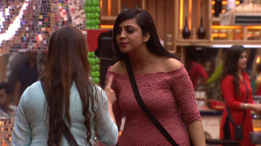 Keeping with the tradition of a panel discussion, today’s episode features News Anchor Saurav Sharma, TV’s sweetheart Sargun Mehta and ex-Bigg Boss contestant Manu Punjabi as they talk about the ongoings of the current season. Meanwhile, in a surprising turn of events, arch-nemesis Shilpa and Vikas take the first step towards starting a new friendship. Shilpa pacifies the situation by advising Vikas to keep a calm and composed mind in order to survive in the house. Soon, an argument breaks between Shilpa and Arshi about cleanliness and hygiene in the house as Shilpa points out Arshi’s habit of leaving things lying around. Bigg Boss 11,Bigg Boss 11 DAY 12,Bigg Boss day 12,Saurav Sharma,Sargun Mehta,Friends turned Foes and Vice-Versa!
