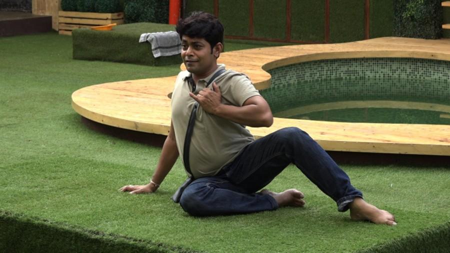 Bigg Boss gives a special ‘adhikaar’ to the house captain, stating that Vikas has the ultimate power to send one person to the Kaalkothri. Without much deliberation, Vikas nominates Hina to spend the night in the jail and Hina retaliates by calling him a ‘Kaamchor Captain’, strongly implying that he does not deserve to be captain of the house. Hina who used to be Vikas’ confidant in the house, is now against his every action. Bigg Boss 11,Bigg Boss 11 DAY 12,Bigg Boss day 12,Saurav Sharma,Sargun Mehta,Friends turned Foes and Vice-Versa!